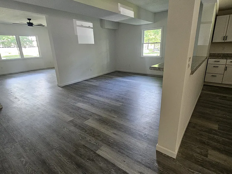 325 S Elm St — Photo 2