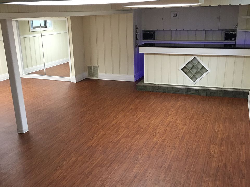 Finished lower level w/bar