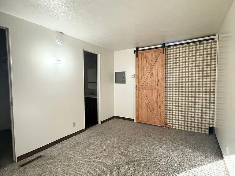 712 W Mission Ave — Photo 1