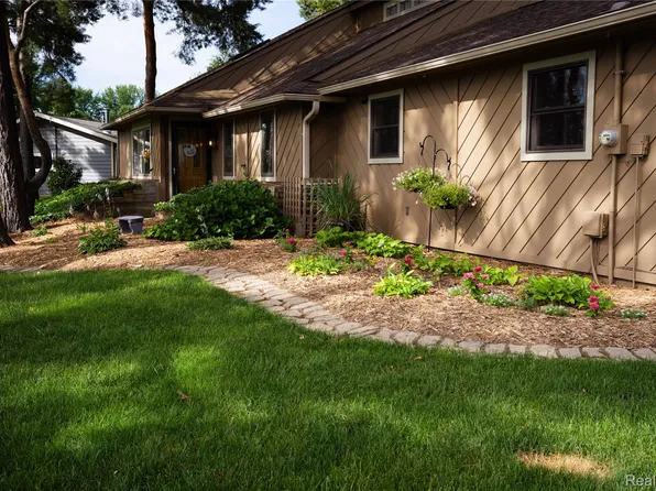8971 Highland Dr, Freeland, MI 48623