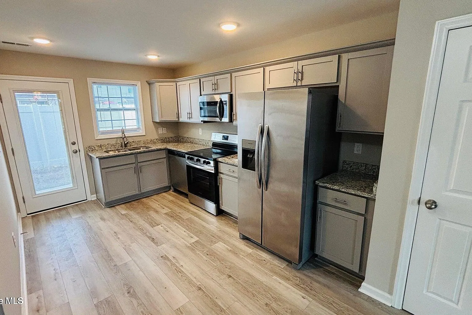 3 bed, 2.5 bath, 1338 sqft, $1,650 — Photo 3