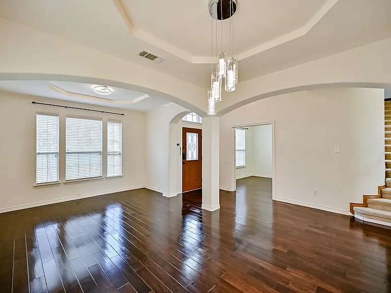 2716 Eastland Dr — Photo 8