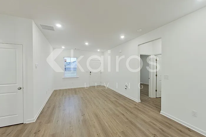 3 bed, 2.0 bath, 1031 sqft, $1,545 — Photo 2