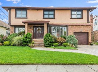 3096 Roxbury Rd, Oceanside, NY 11572