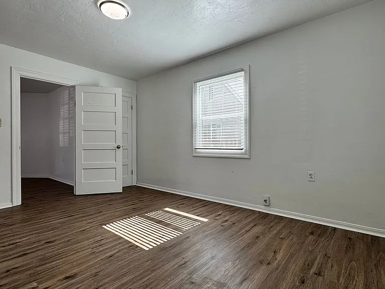302 E Locust St — Photo 12