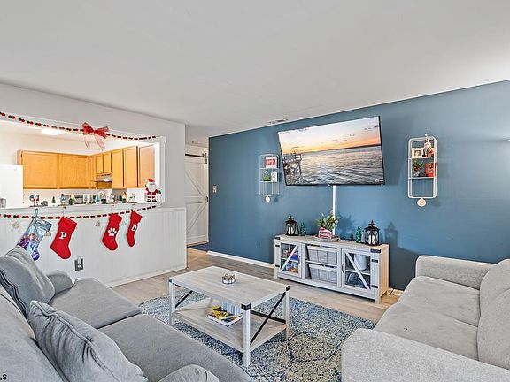 5th image of 4836 Hawthorne Ln #4836