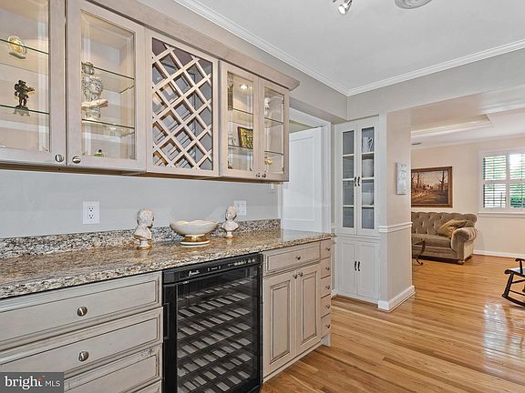 4th image of 1205 Oakwood Dr