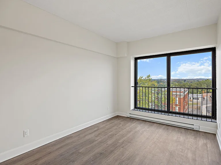 201 Hunter St E — Photo 9