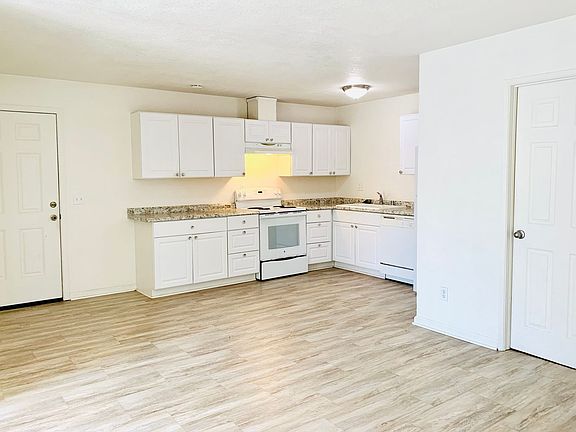 2nd image of 825 Niantic Ct #4