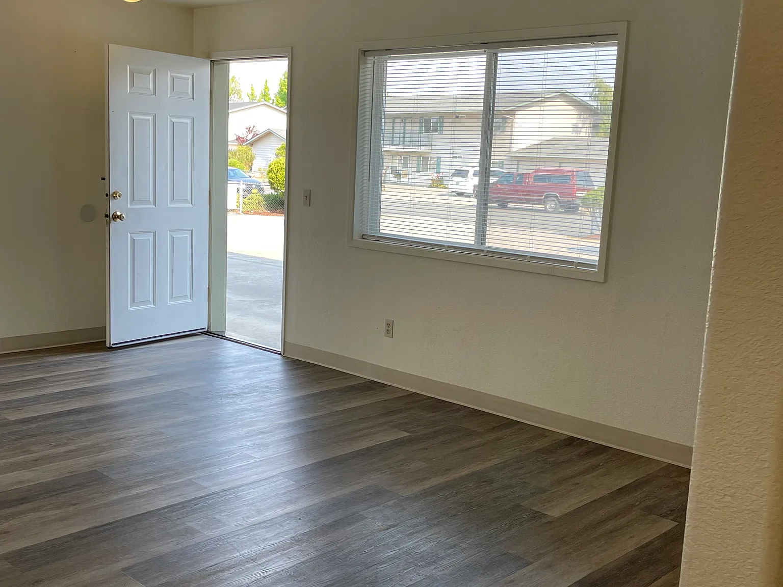 2 bed, 1000 sqft, $1,400 — Photo 2