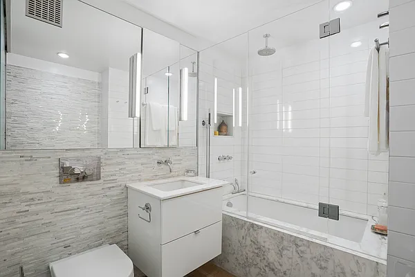 Bathroom, photo 1