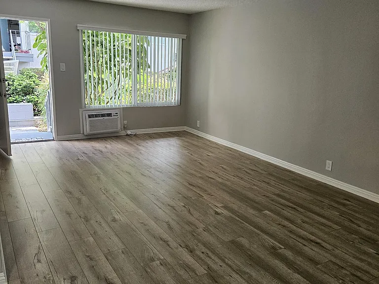 Malibu Apartments — Photo 23