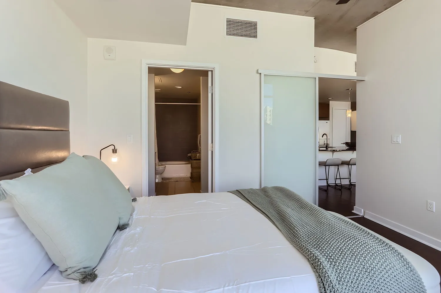 1 bed, 809 sqft, $2,500 — Photo 3