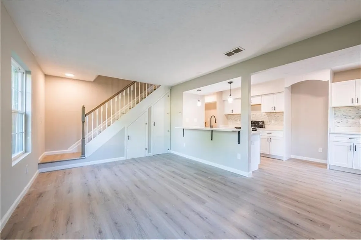 2 bed, 882 sqft, $1,900 — Photo 3