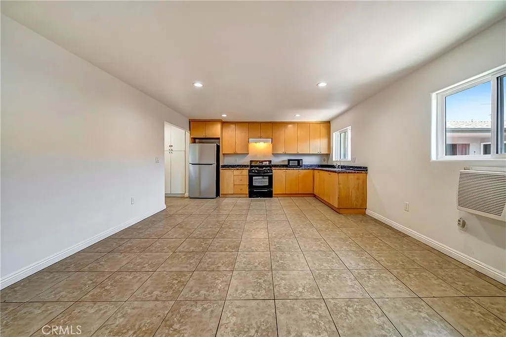 1 bed, 700 sqft, $1,800 — Photo 3