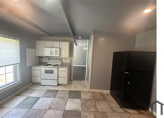 3 bed, $945 — Photo 2