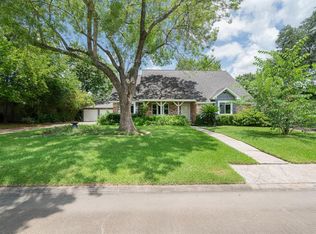 907 Riverside Ct, Friendswood, TX 77546