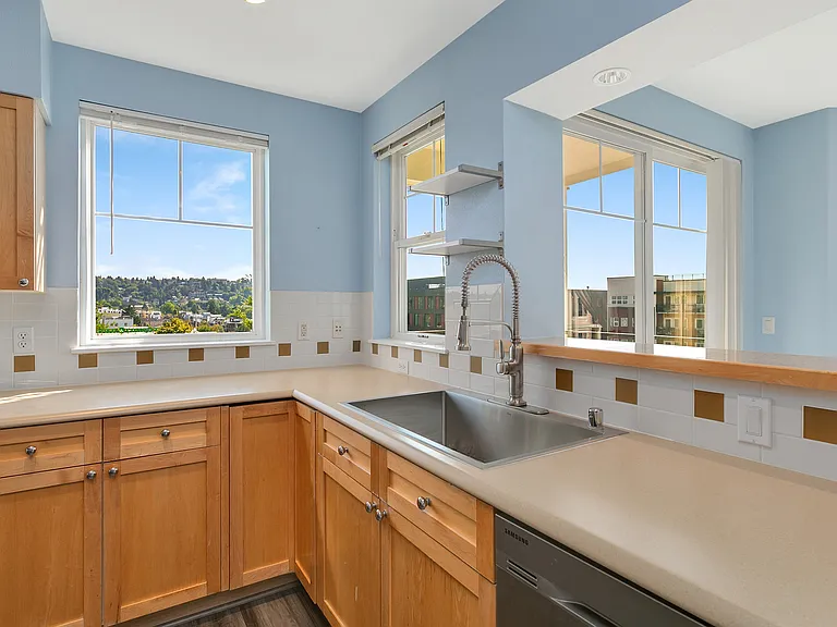 Kitchen with wide basin sink