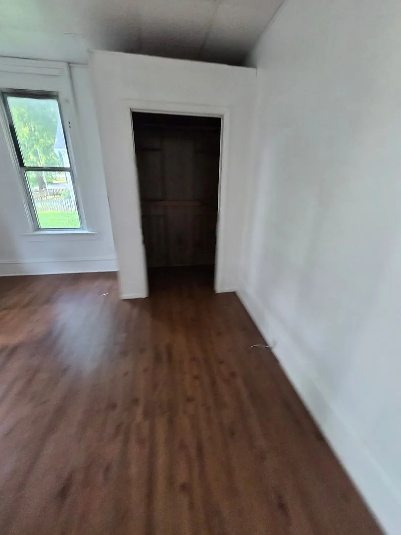 1100.00 3 Bed 1 Bath — Photo 3
