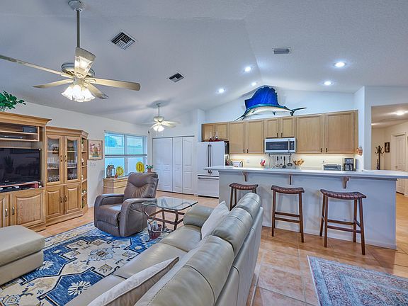 3rd image of 471 Neptune Road