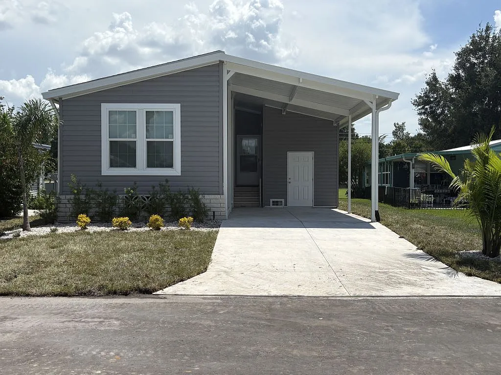 3 bed, 2.0 bath, 964 sqft, $1,599 — Photo 2