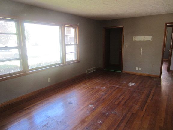 2nd image of 920 E Minneapolis Ave