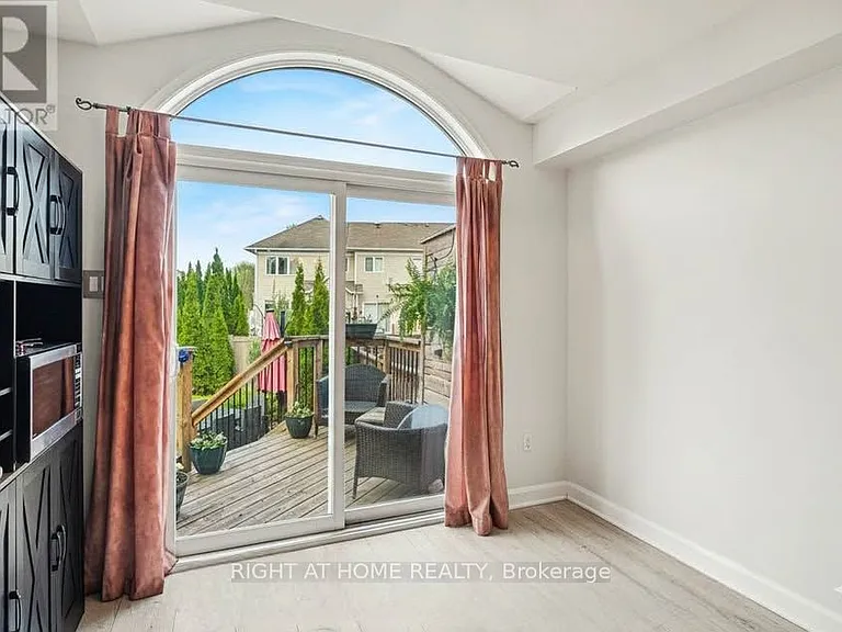 2064 Dunollie Cres — Photo 13