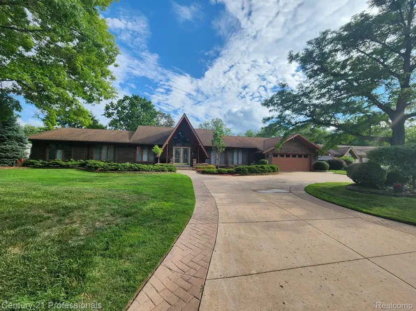 23575 Riverview Dr, Southfield, MI 48034