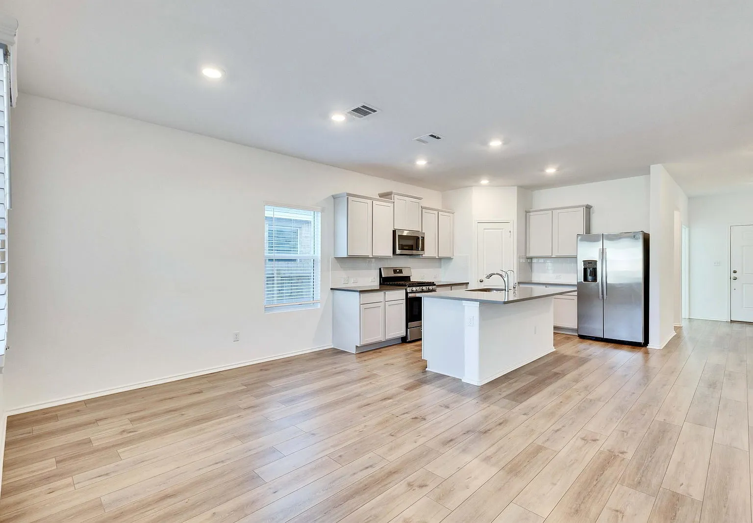 4 bed, 2.5 bath, 2543 sqft, $2,400 — Photo 2