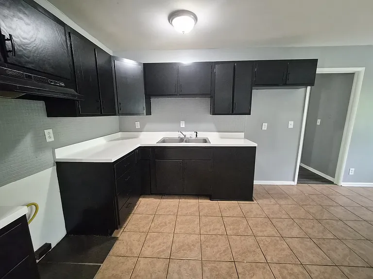 3921 Malibu Dr — Photo 7