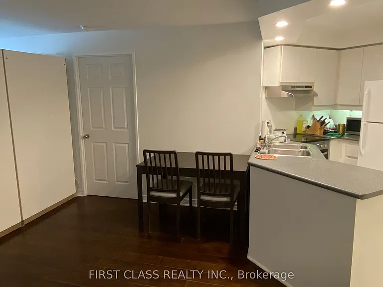 736 Bay St #303 — Photo 6