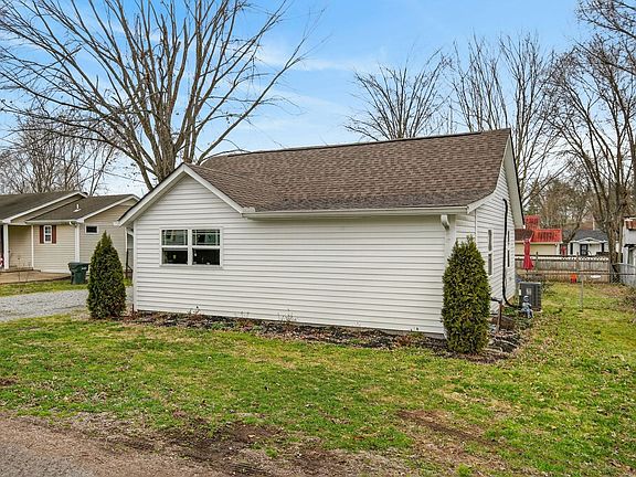 3rd image of 105 Bennett St