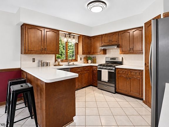 5th image of 27 EDGEMERE TERRACE