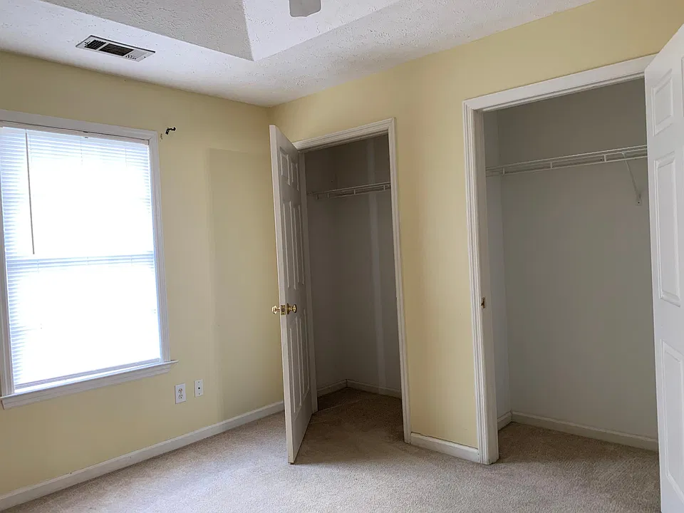 Bedrooms with 2 closets/each