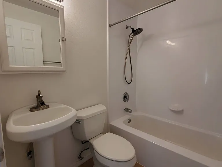 4311 Waverly Dr NE — Photo 15