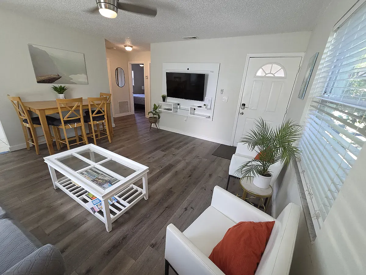 2 bed, 850 sqft, $1,900 — Photo 3