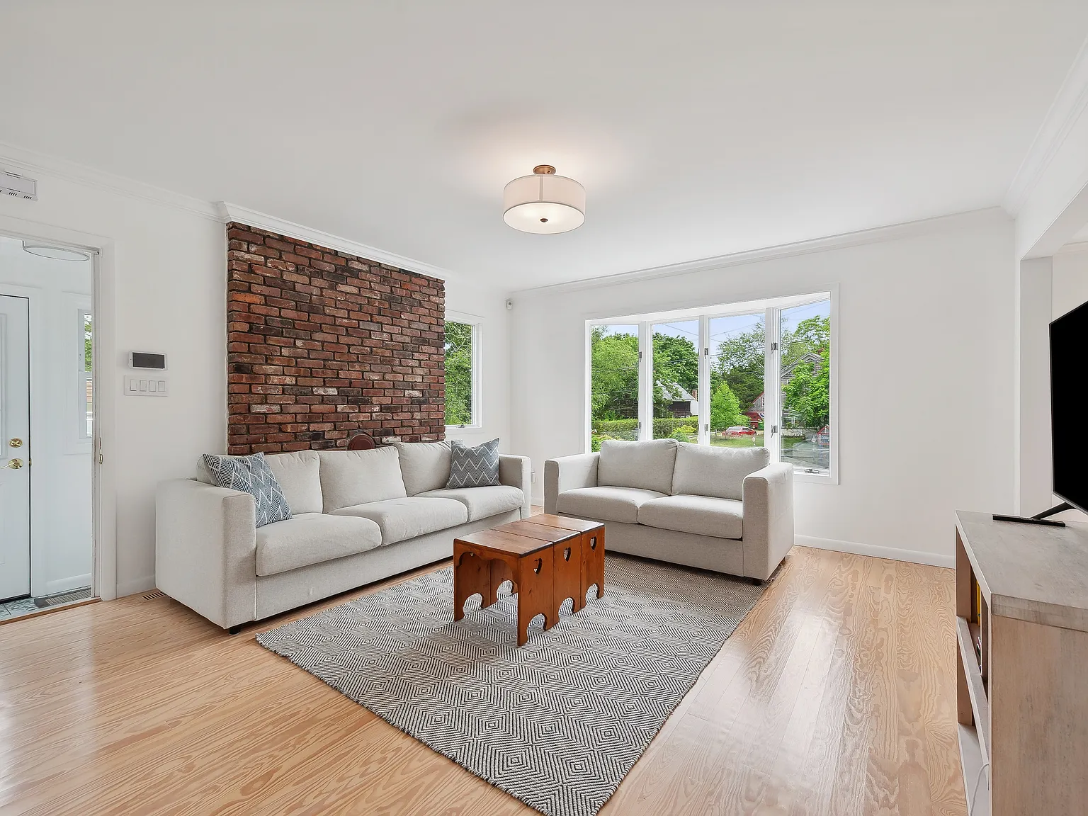 New Renovation in Hampton Bays with Heated Pool — Photo 4