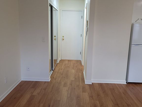 5th image of 137 E Division St #109