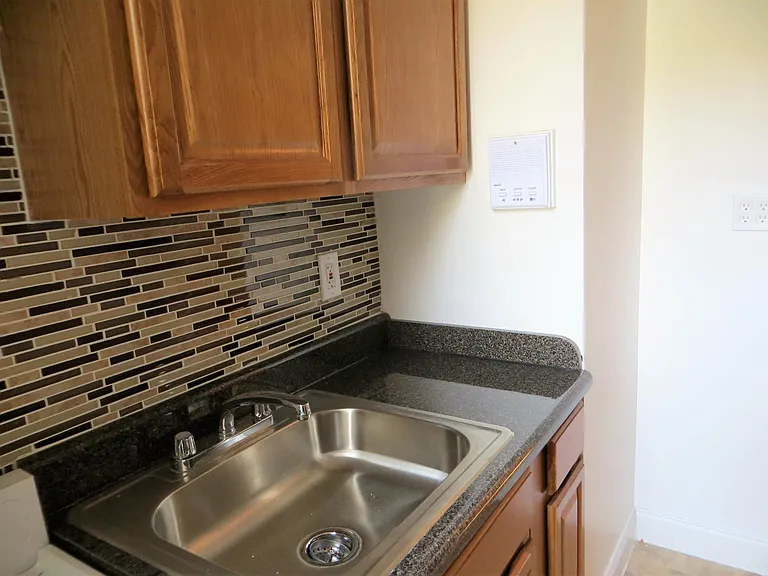 2138 Wallace Ave — Photo 5