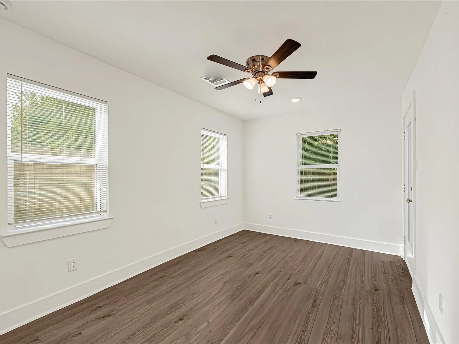 2 bed, 2.0 bath, 731 sqft, $1,649 — Photo 4