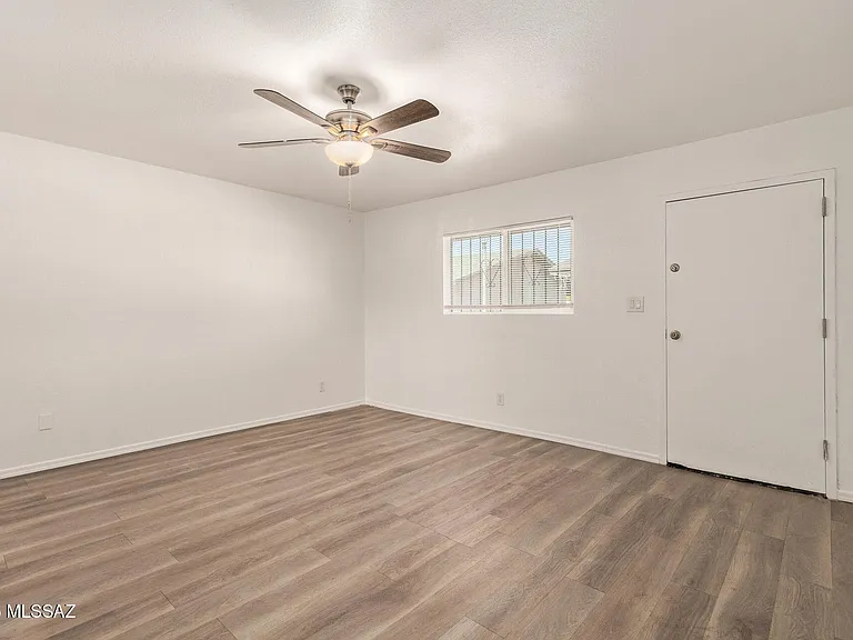137 S Grande Ave #4 — Photo 3