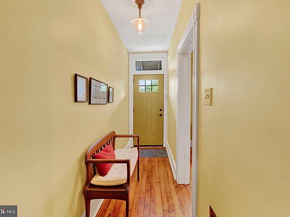 5th image of 582 N Plum St