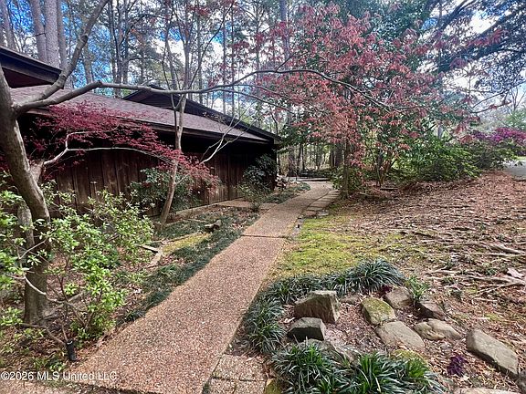 5th image of 402 Glen Cove Rd