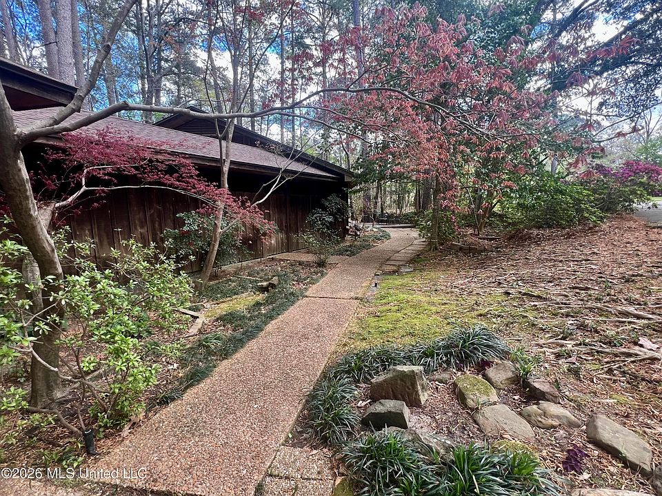 1st image of 402 Glen Cove Rd