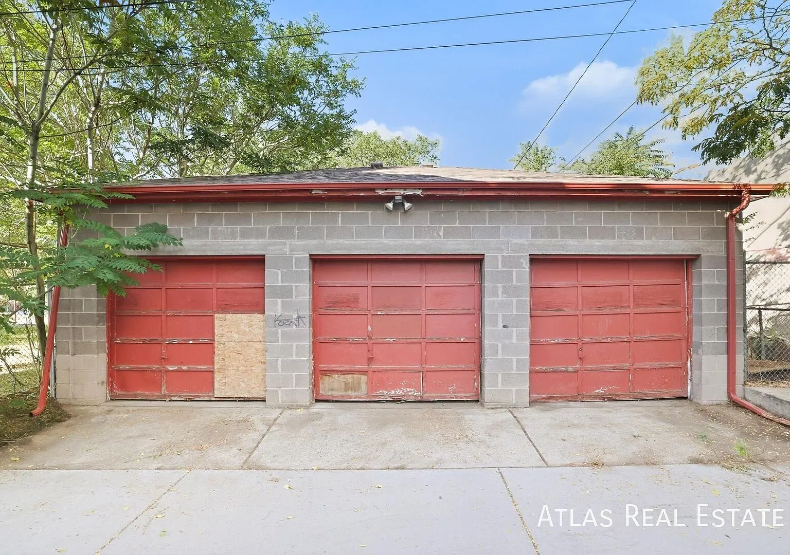Save $2440! 4 bed 2 bath with a Large 3-car Garage in the Highlands - Cant Miss Location for a Si... — Photo 3