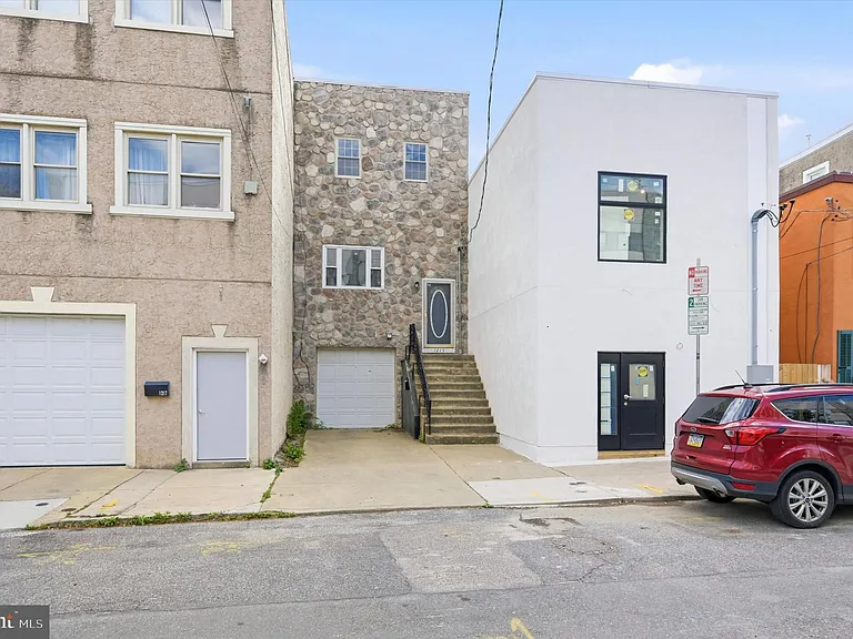 1215 Crease St — Photo 2