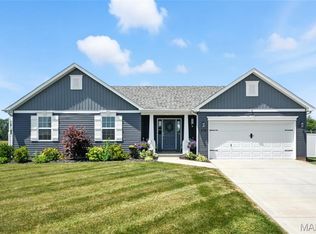 827 Warrior Ridge Dr, Warrenton, MO 63383