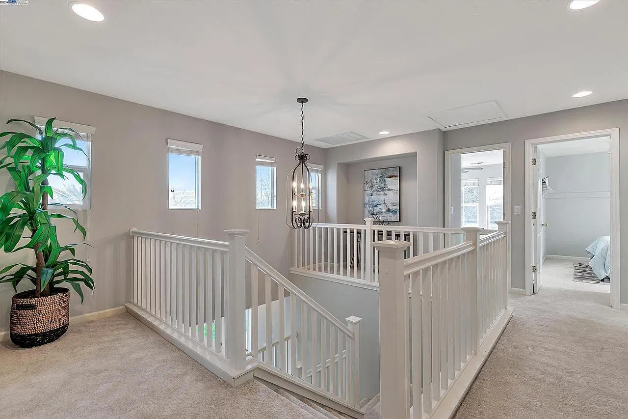 805 Presidio Pl — Photo 2