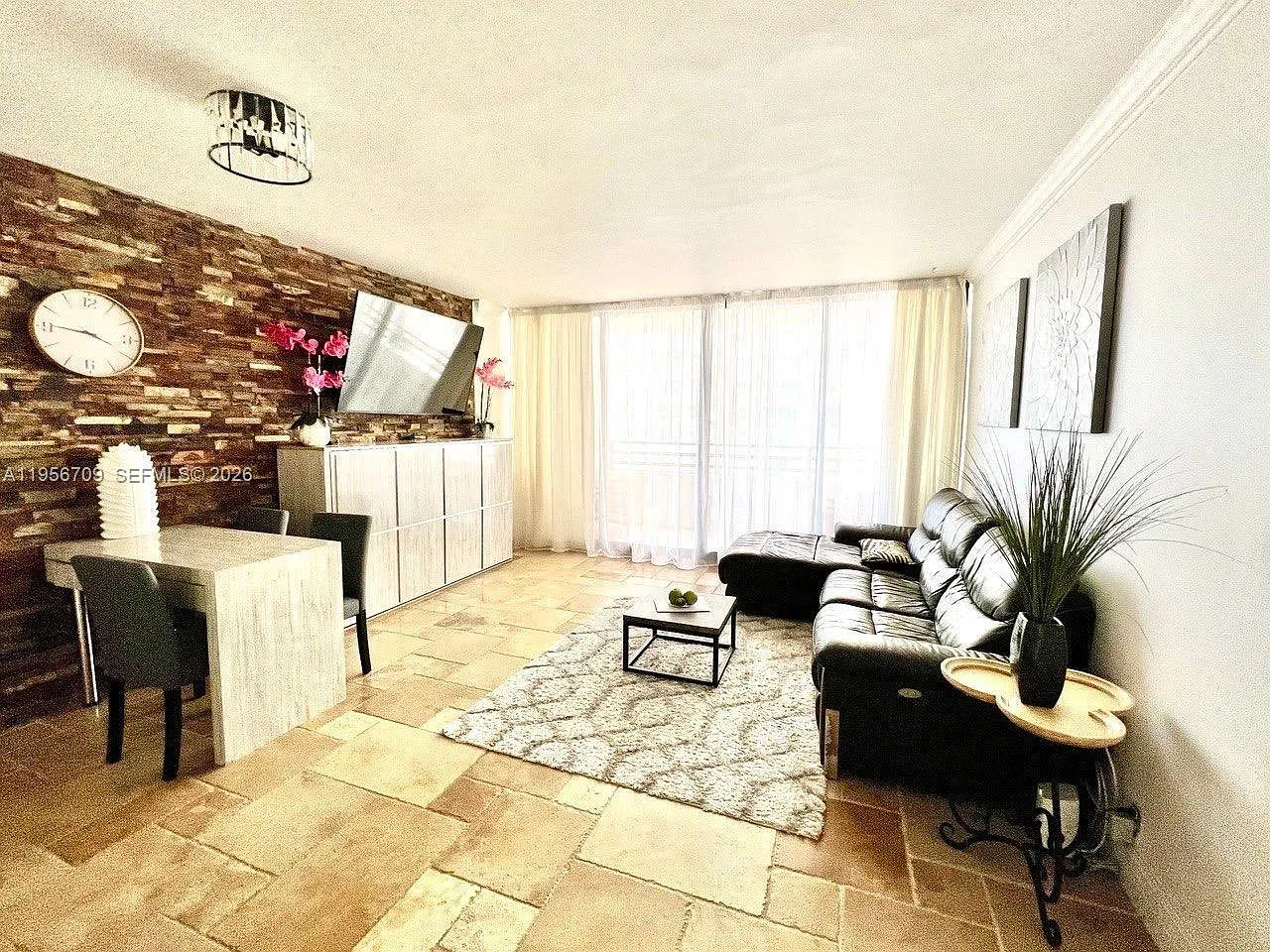 Alexander Towers Condo — Photo 3
