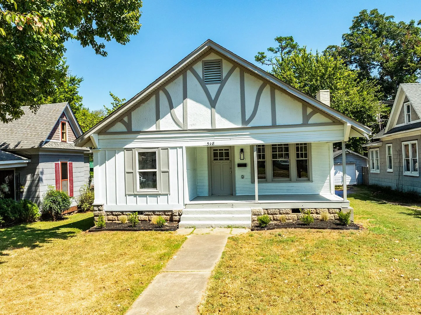 Free Month Rent! Freshly Updated 3 Bedroom House — Photo 4